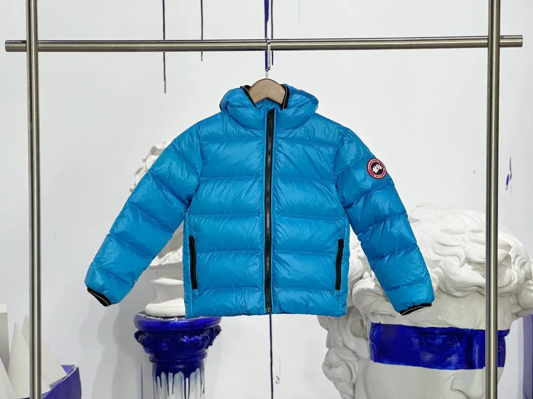 P640 CANADA GOOSE Canada Goose Crofton Children's Down Hoodie Big Goose Down Jacket 5460K Product Features ·This style uses thin channel-filled structural filling: 750-fill duck down, with lightweight fabrics and trims, lightweight and warm, allowing you to move freely ·Decorated with iconic double-stripe reflective details on the back ·Adjustable down hood sewn with reflective trim to enhance warmth and better protect against bad weather ·A weatherproof placket is designed under the two-way zipper to prevent wind and keep warm. The zipper opens from the bottom for increased range of motion and improved breathability. Power Stretch® reflective cuffs are stylish and lightweight, adding wind protection and warmth and making you more visible in low-light environments. Goose I.D. heritage label on the inside. 2 exterior pockets: Hand pockets with zipper closure and tricot fabric at the joints for softness and warmth.